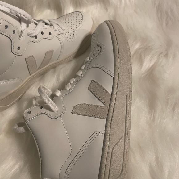 Veja V-15 Mid Sneaker - Picture 2 of 6